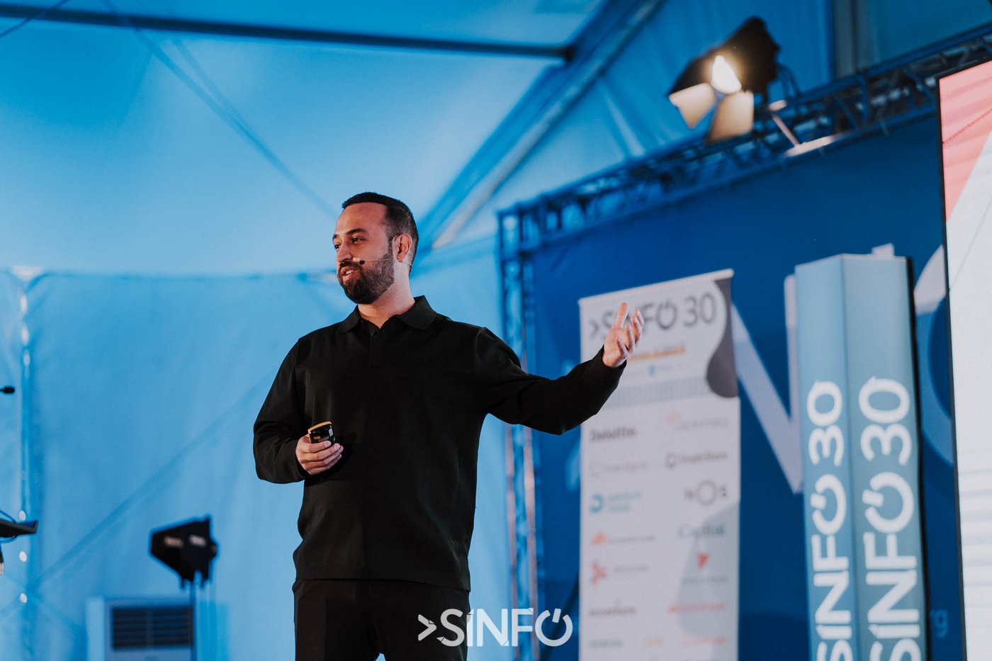 Iman Ghanizada delivering the SINFO 30 keynote in Lisbon.