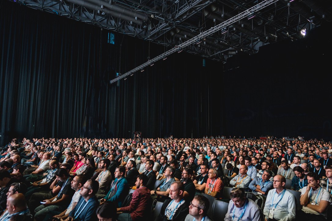 A packed keynote audience of thousands at EMEA Cloud Summit.
